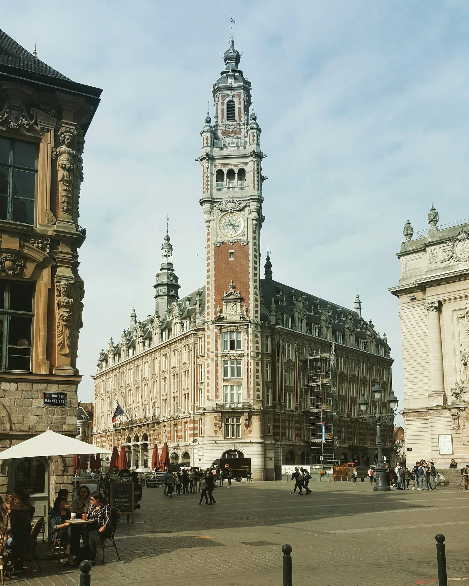 Terrasse de café au pied du beffroi de la Chambre de commerce, à Lille.