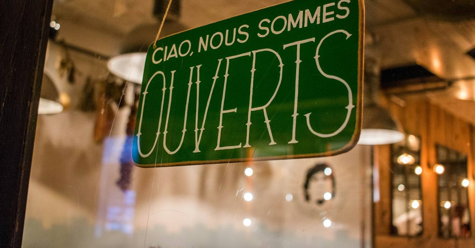 Enseigne « Ciao, nous sommes ouverts » à la vitrine d'un restaurant du Vieux-Lille.