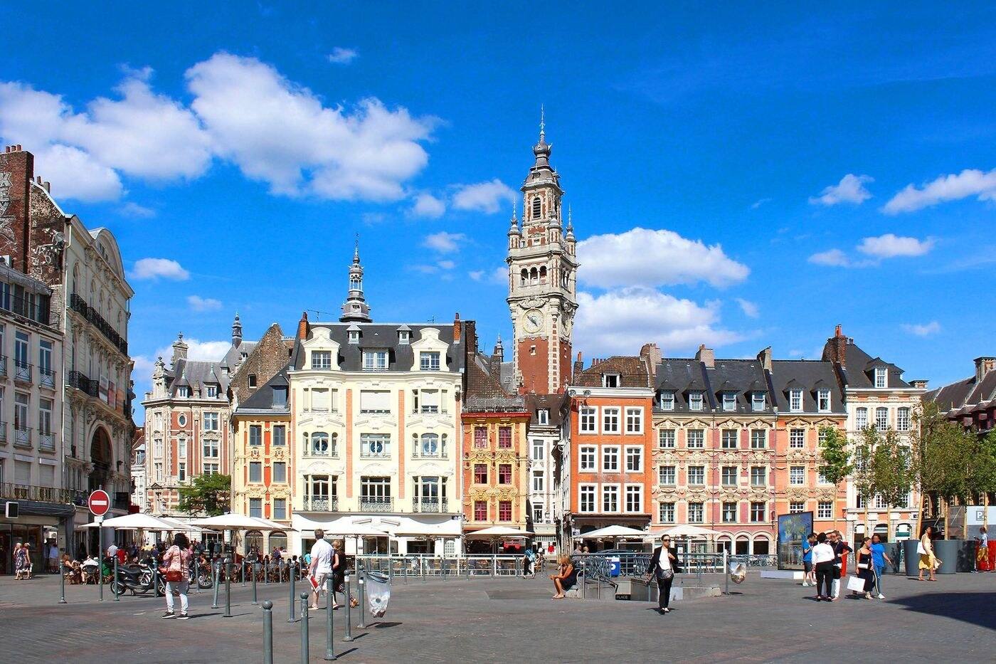 La Grand'Place de Lille et le beffroi de la Chambre de commerce, sous le soleil.