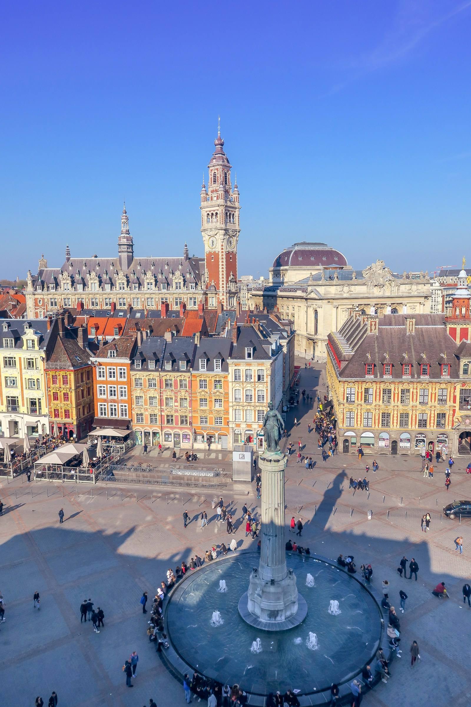La Grand'Place de Lille vue d'en haut, avec la colonne de la Déesse et ses façades colorées.