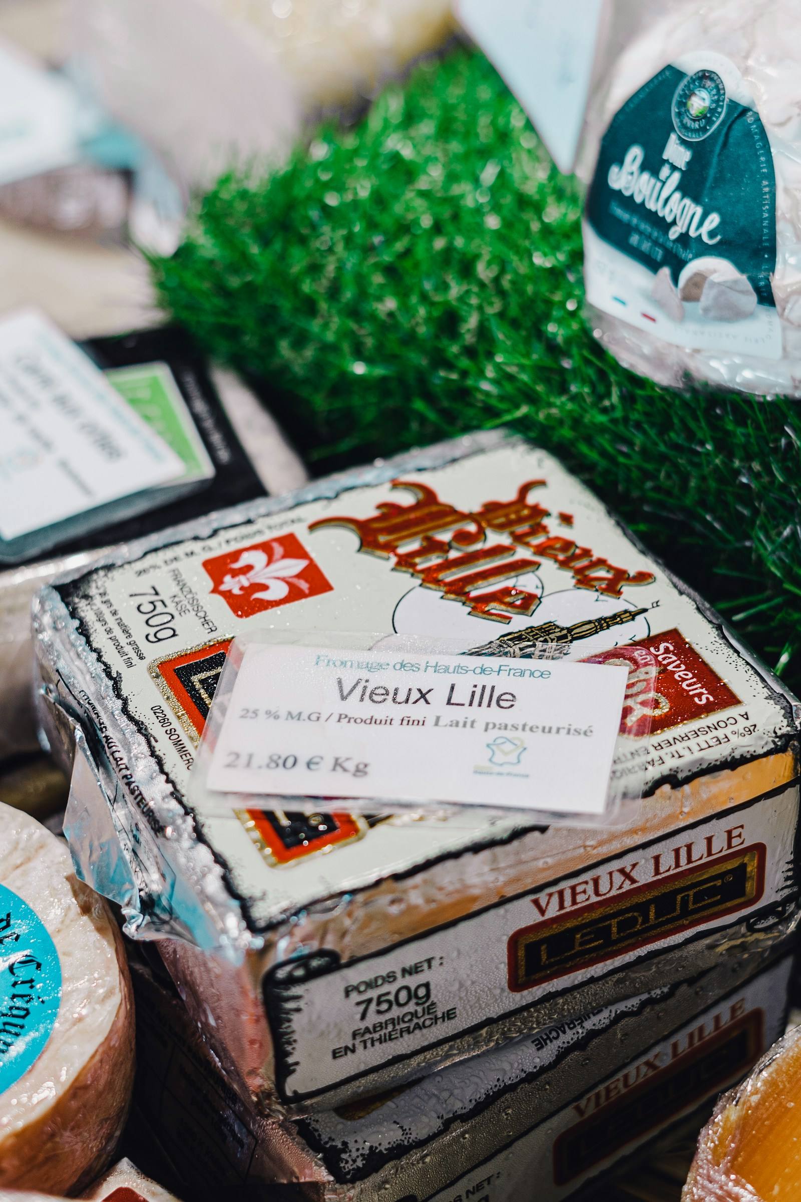 Un étal de marché dans le Vieux-Lille, avec un fromage « Vieux Lille ».