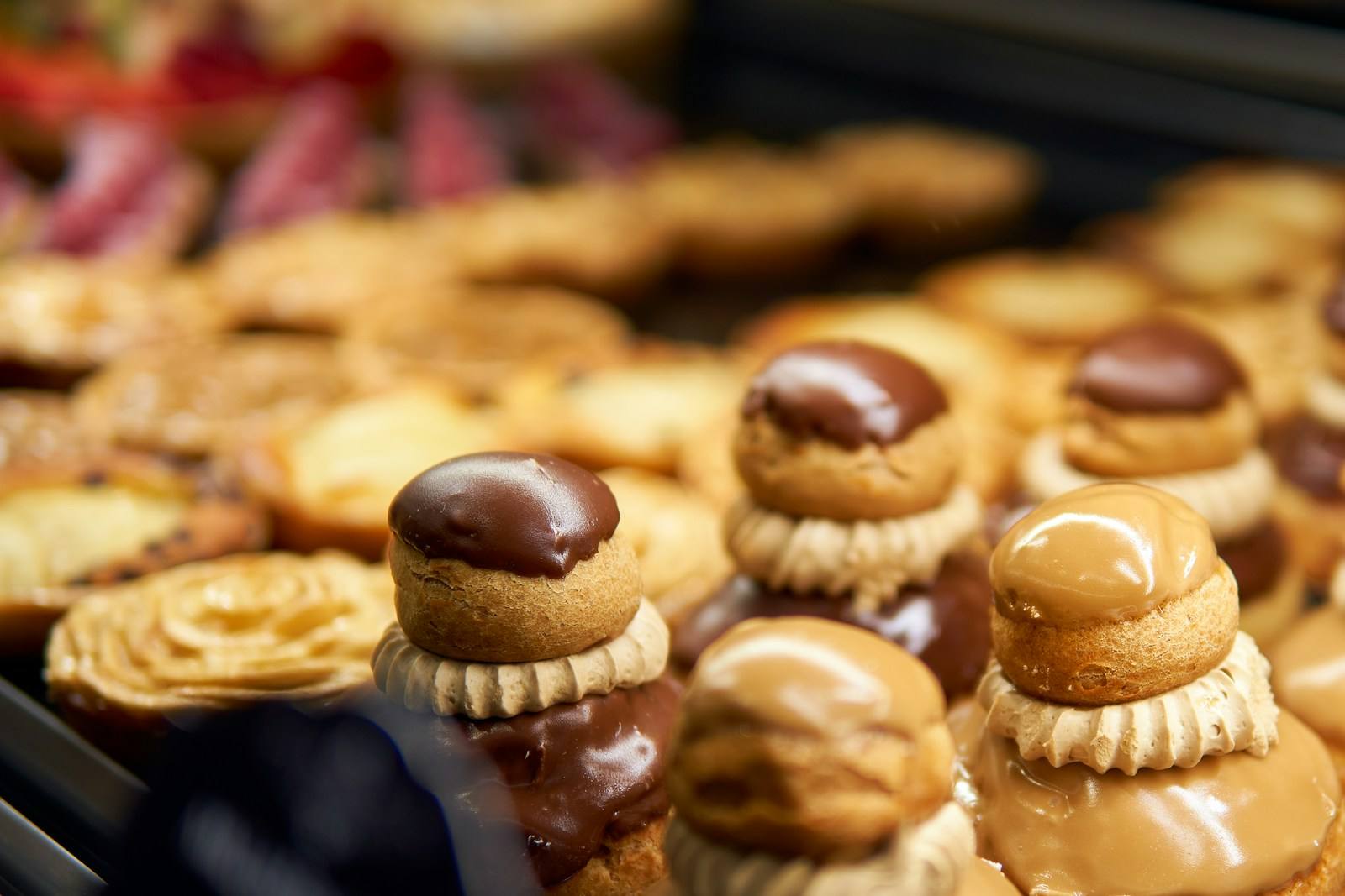 Des pâtisseries en vitrine dans une boutique lilloise.
