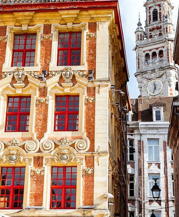 Les façades flamandes de la Grand'Place de Lille et le beffroi de la Chambre de commerce.