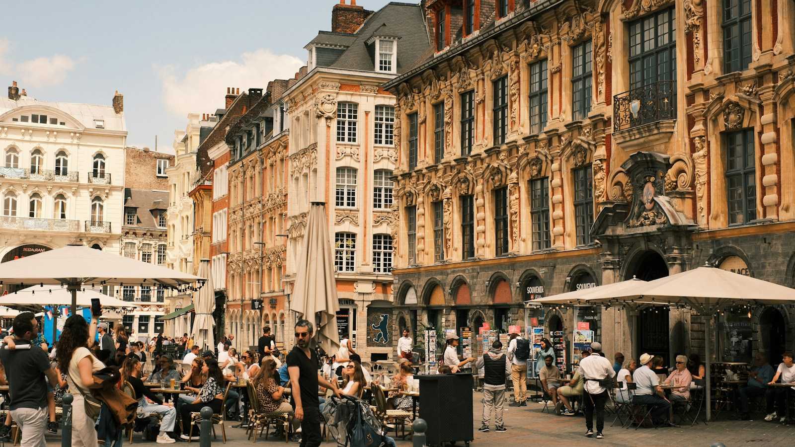 Des terrasses pleines devant la Vieille Bourse, à Lille.