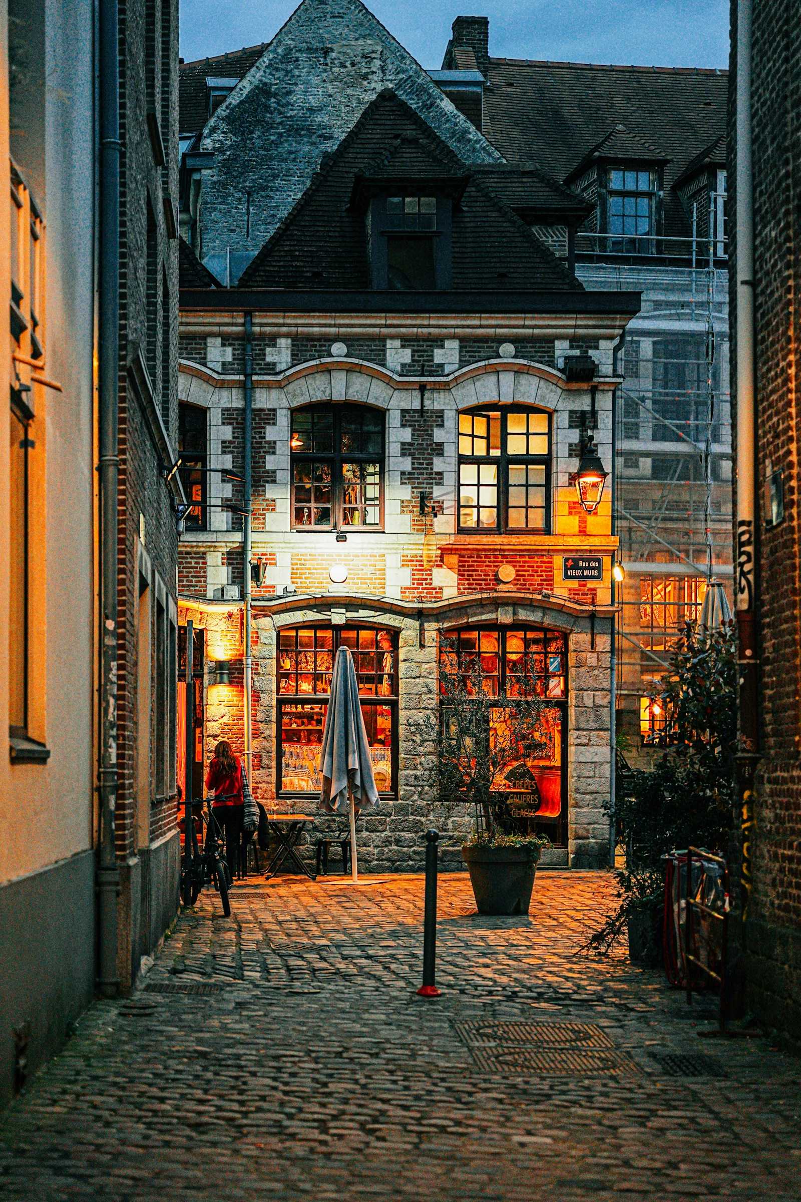 La vitrine éclairée d'un commerce du Vieux-Lille, le soir.